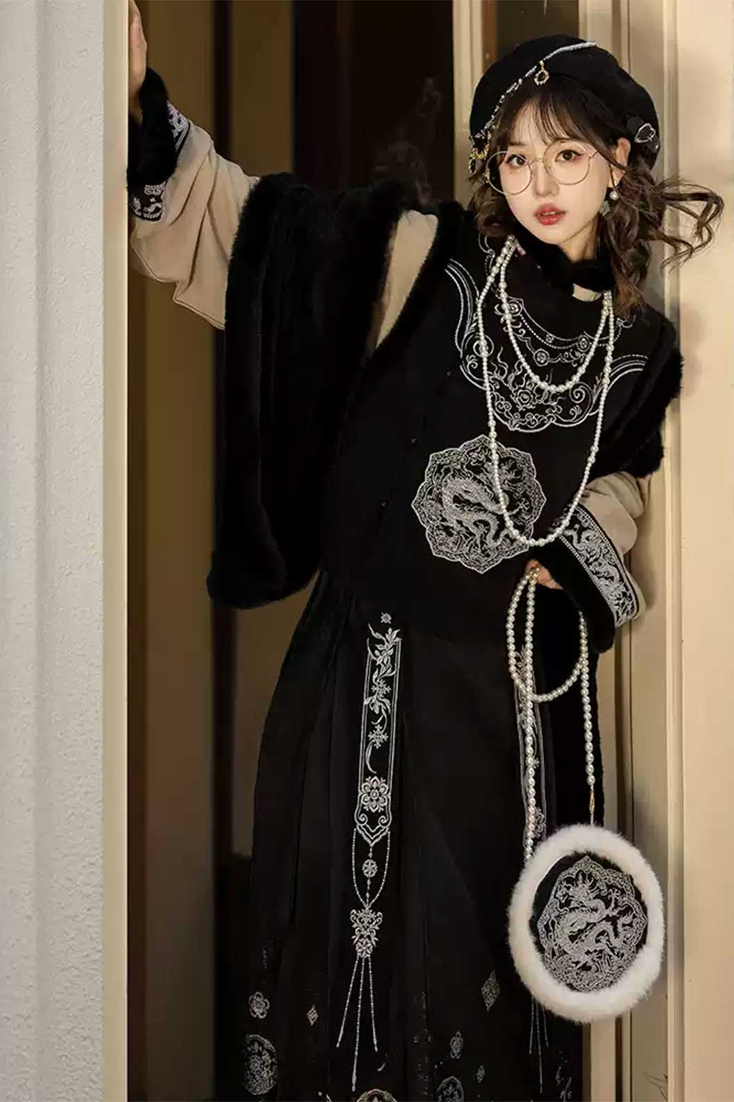 Modern Hanfu Black Mother-of-Pearl Inlay with Ma Mian Qun and Noble Lady Style - luodian 螺钿