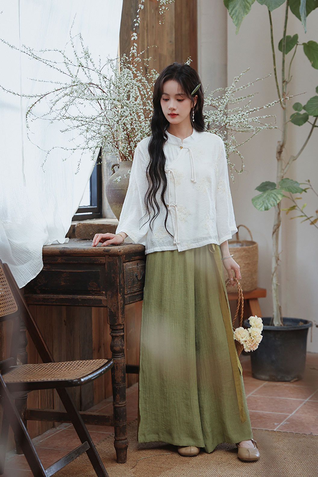 Modern Hanfu Outfit Female with Embroidered White Top - banqing 半晴