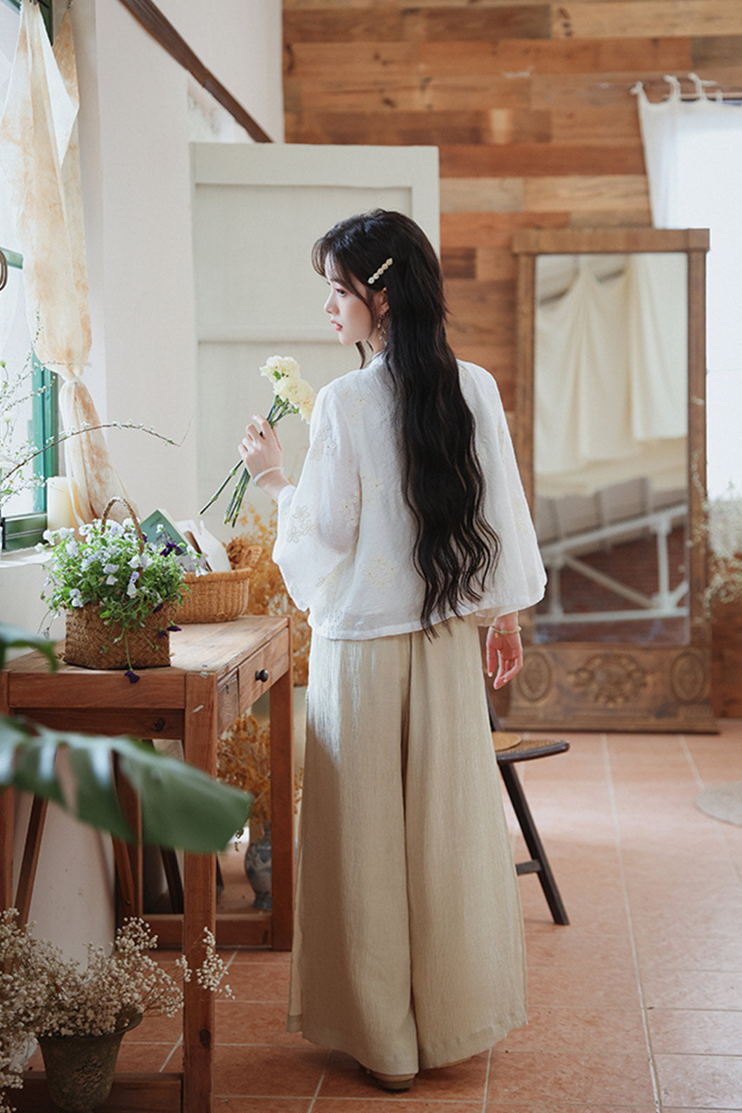 Modern Hanfu Outfit Female with Embroidered White Top - banqing 半晴