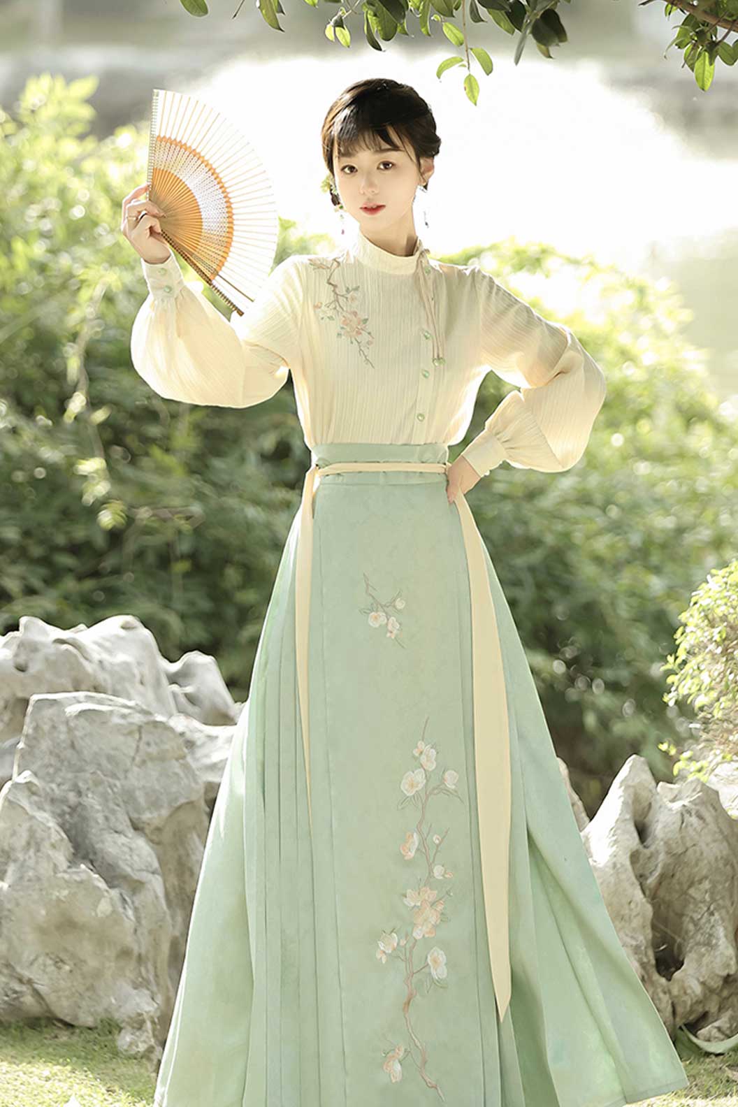 Modern Hanfu with Green Hanfu Dress and Ma Mian SkirtNew Chinese Traditional Style - manhua 蔓花