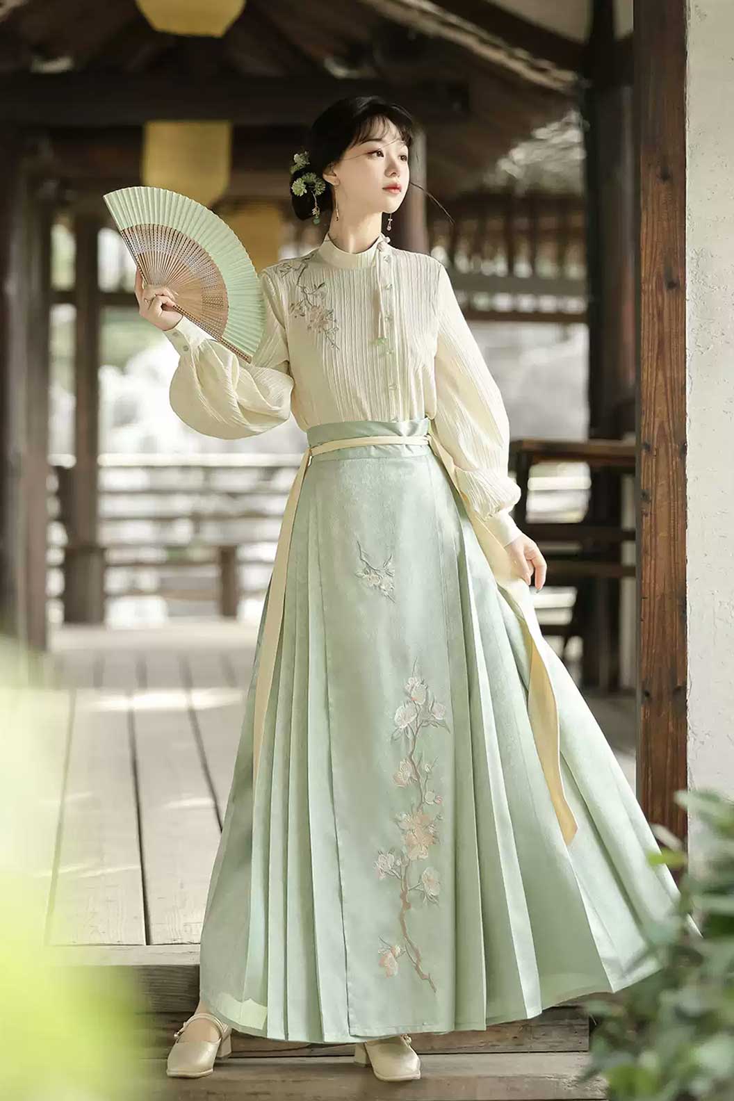 Modern Hanfu with Green Hanfu Dress and Ma Mian SkirtNew Chinese Traditional Style - manhua 蔓花