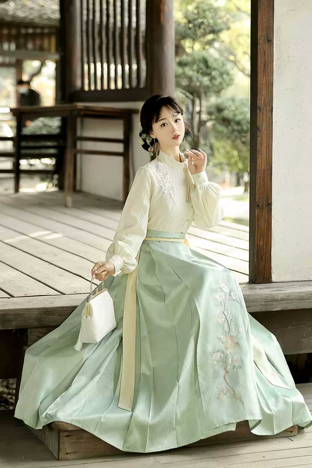 Modern Hanfu with Green Hanfu Dress and Ma Mian SkirtNew Chinese Traditional Style - manhua 蔓花