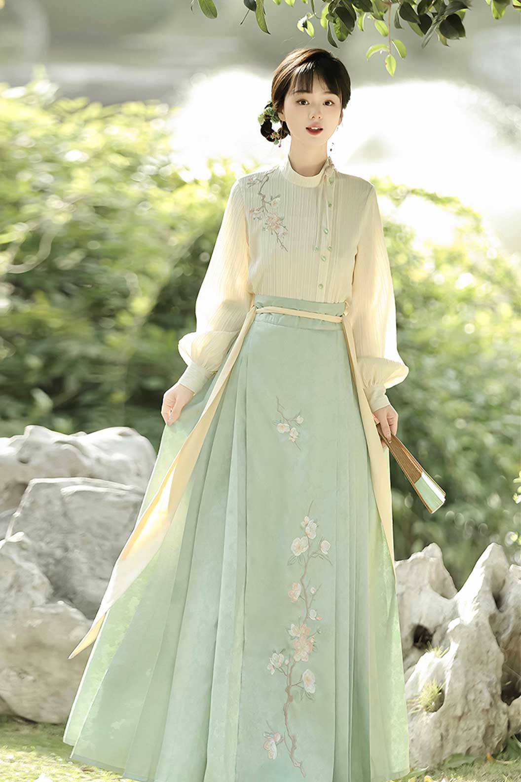 Modern Hanfu with Green Hanfu Dress and Ma Mian SkirtNew Chinese Traditional Style - manhua 蔓花
