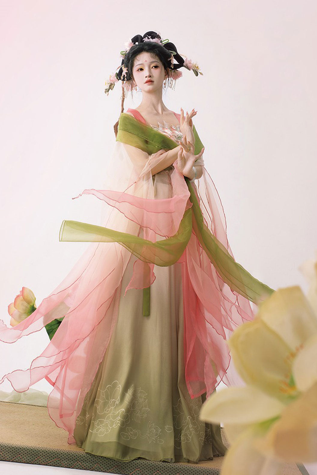 Song Dynasty Pink Hanfu Dress with Lotus Flower Embroidery and Kouzi Skirt - xiaoheyao 小荷夭