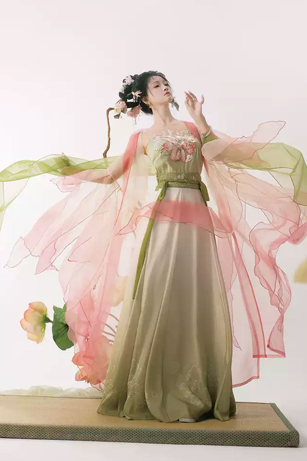 Song Dynasty Pink Hanfu Dress with Lotus Flower Embroidery and Kouzi Skirt - xiaoheyao 小荷夭