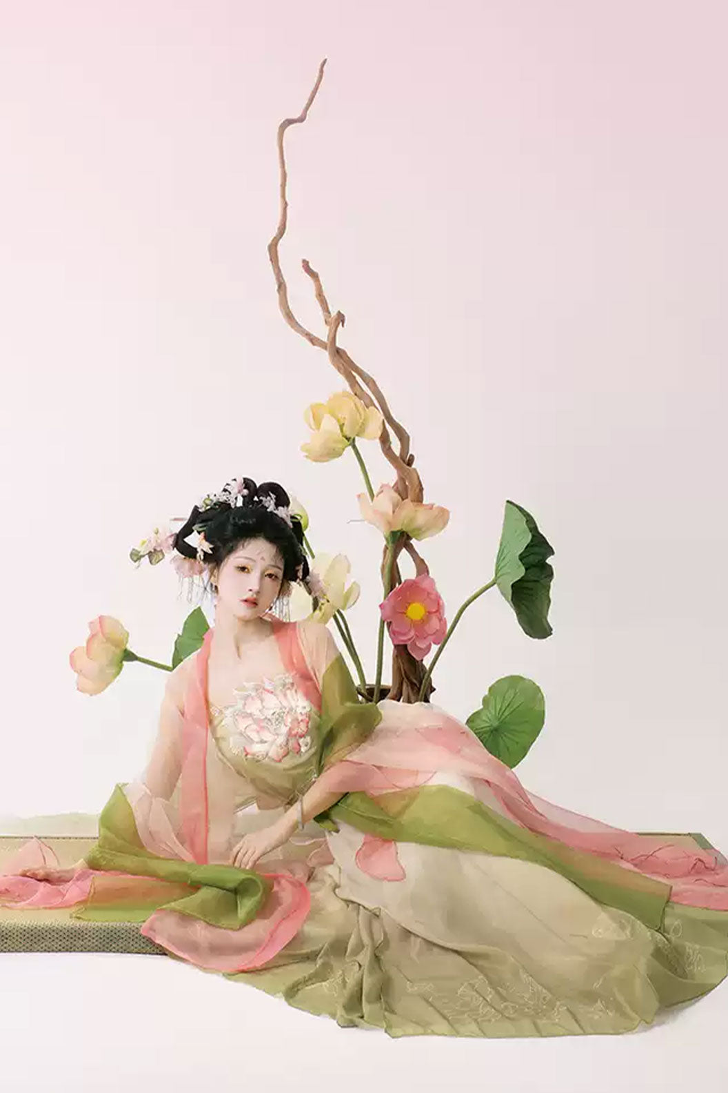 Song Dynasty Pink Hanfu Dress with Lotus Flower Embroidery and Kouzi Skirt - xiaoheyao 小荷夭