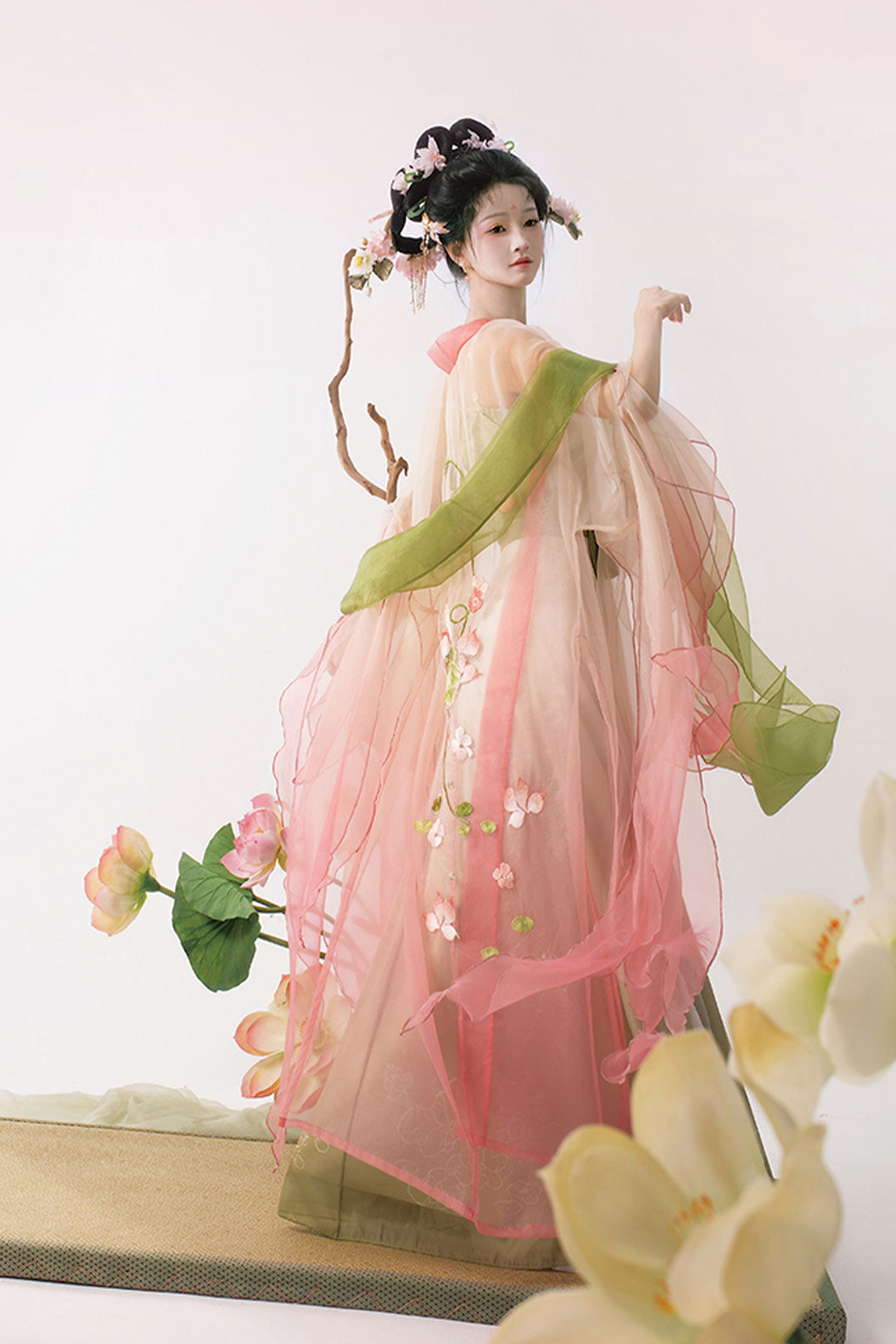 Song Dynasty Pink Hanfu Dress with Lotus Flower Embroidery and Kouzi Skirt - xiaoheyao 小荷夭