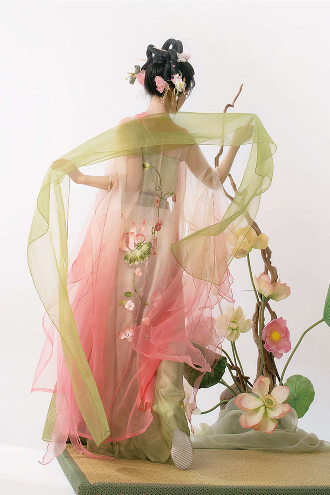 Song Dynasty Pink Hanfu Dress with Lotus Flower Embroidery and Kouzi Skirt - xiaoheyao 小荷夭