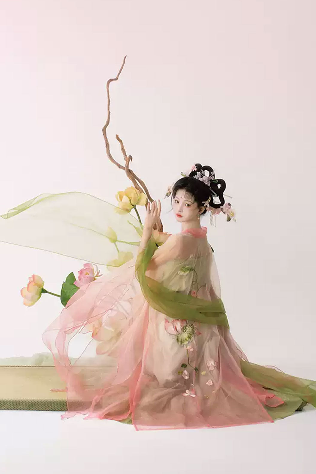 Song Dynasty Pink Hanfu Dress with Lotus Flower Embroidery and Kouzi Skirt - xiaoheyao 小荷夭