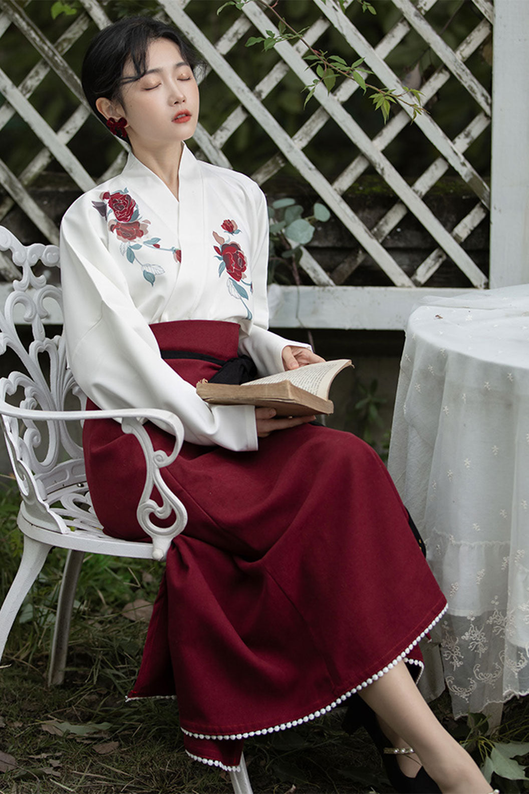 Song Dynasty Red-white Hanfu Dress Rose Print with Twirl Skirt - meiguixinshi 玫瑰心事