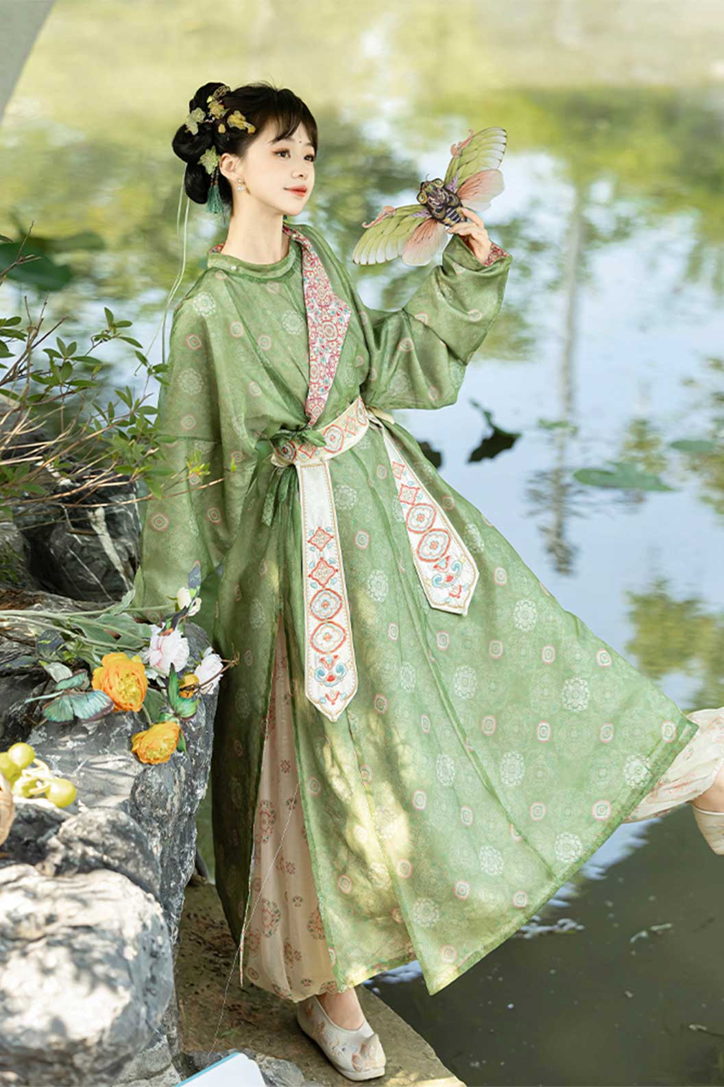 Tang dynasty hanfu embroidered round collar robe with lantern pants- suiyinjiliang 碎银几两