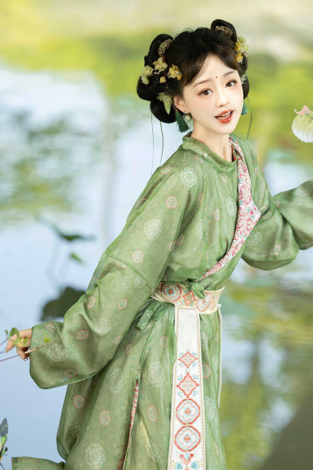 Tang dynasty hanfu embroidered round collar robe with lantern pants- suiyinjiliang 碎银几两