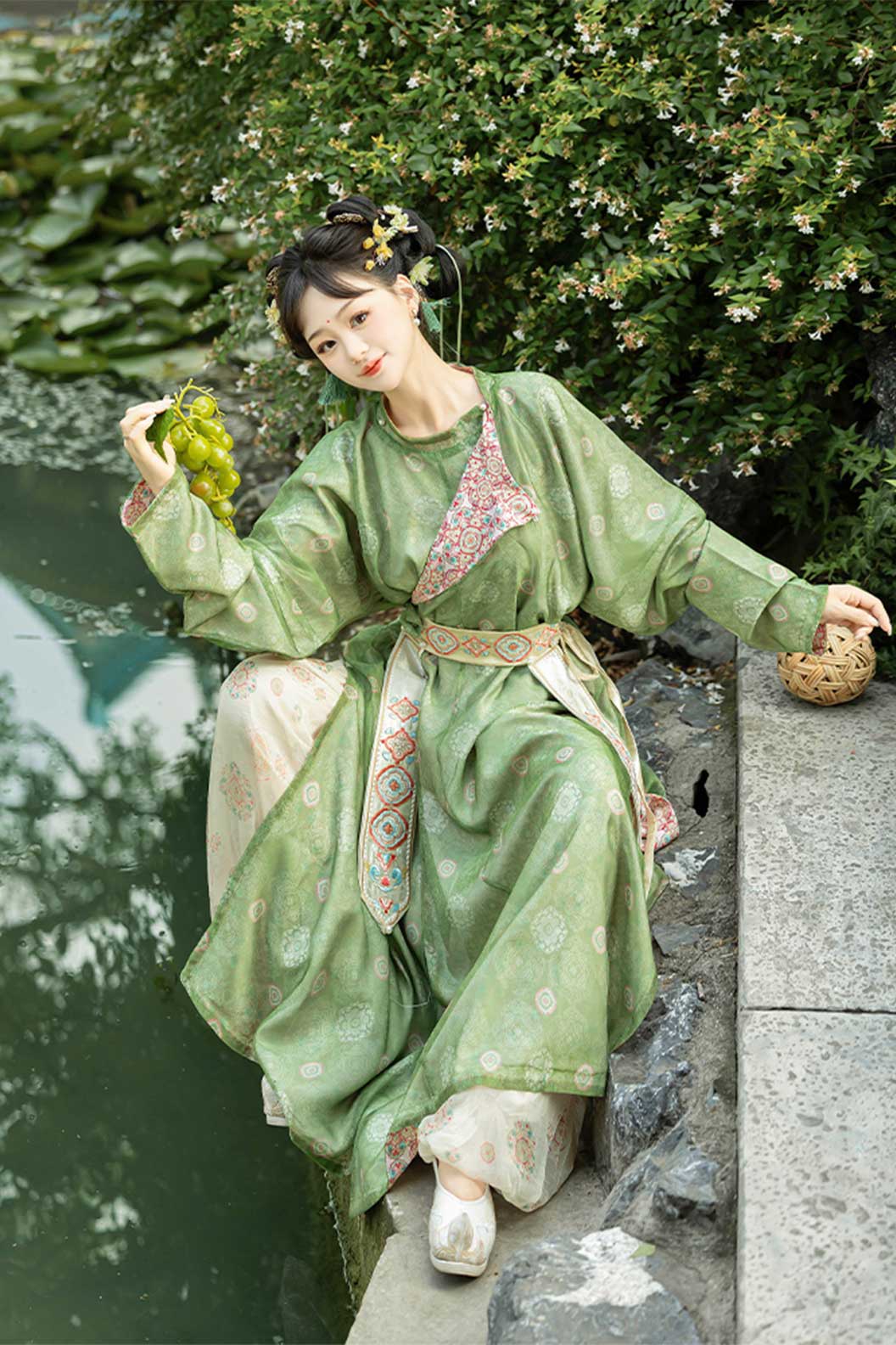 Tang dynasty hanfu embroidered round collar robe with lantern pants- suiyinjiliang 碎银几两